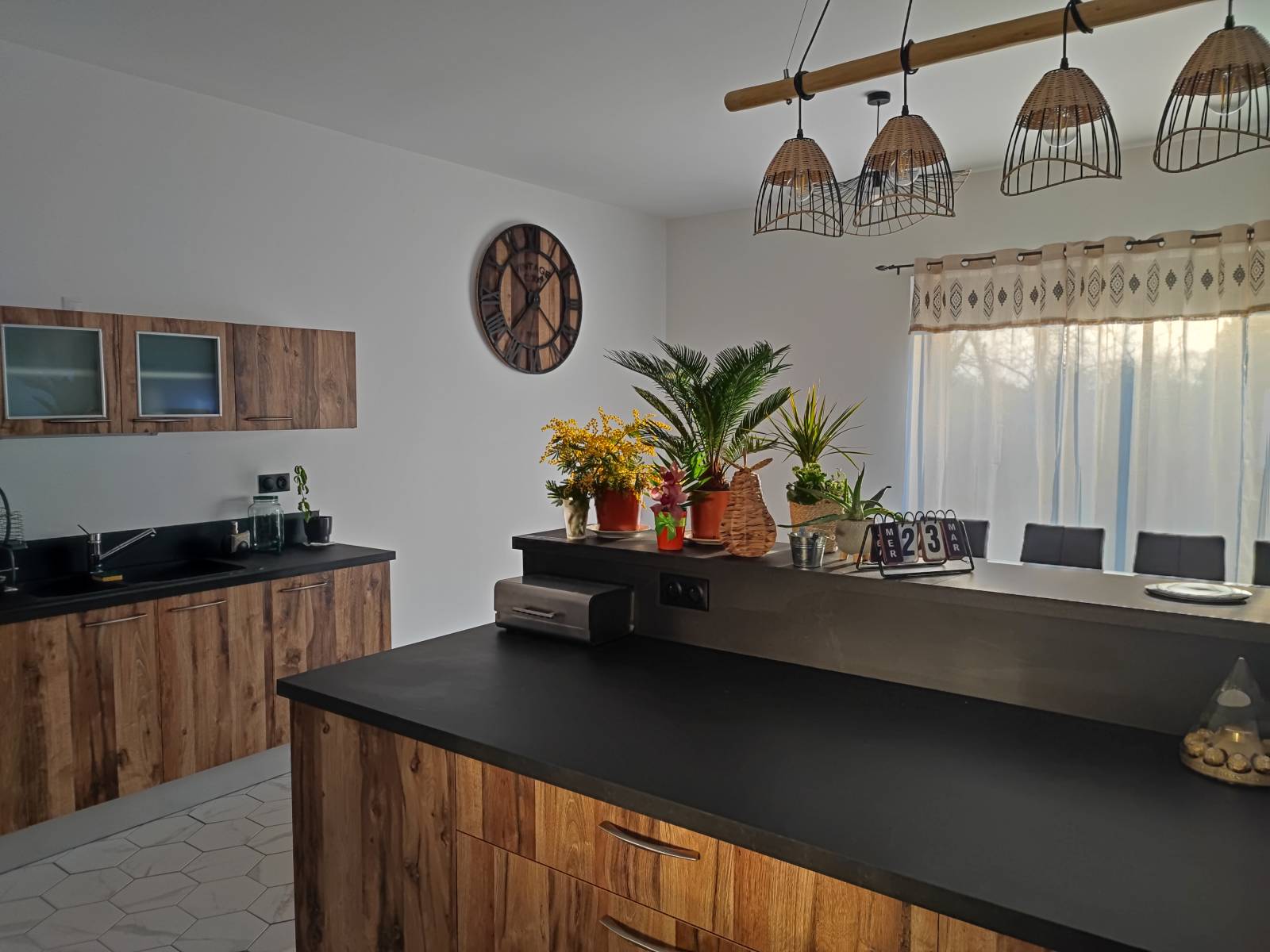 Cuisine bois et noir proche de bordeaux