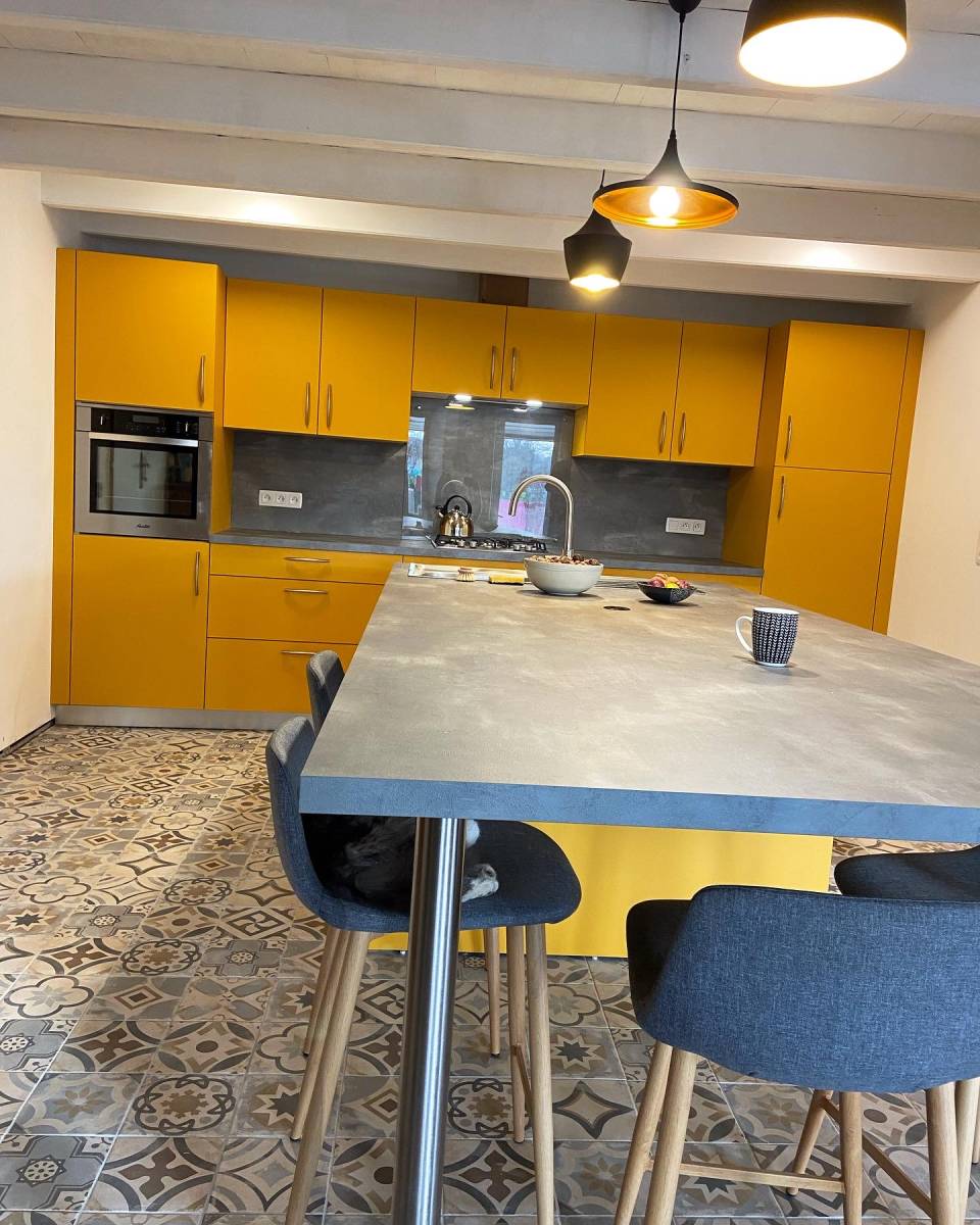 Ilot centrale avec coin repas 