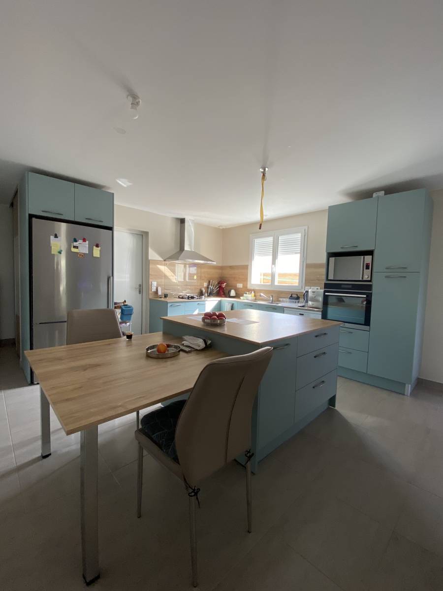 ilot centrale avec coin repas sur montpon 