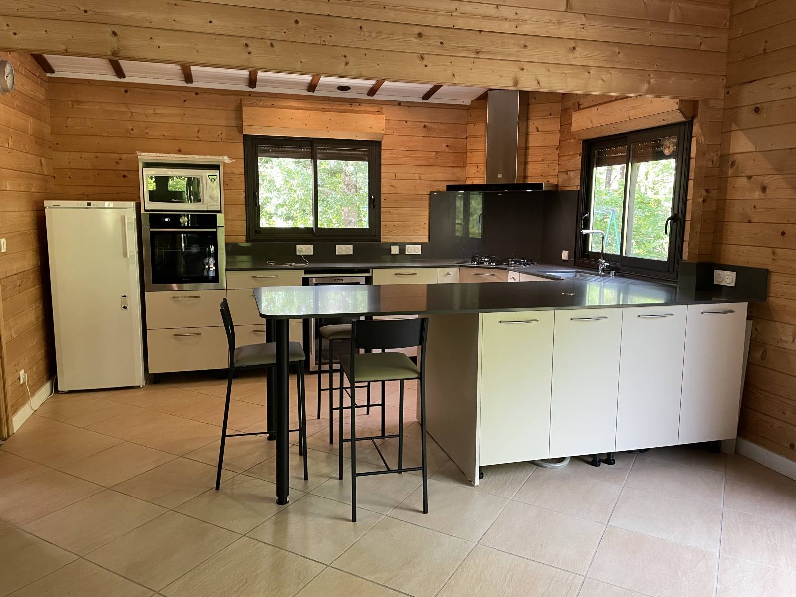 Cuisine esprit chalet façade brillante sur périgueux 