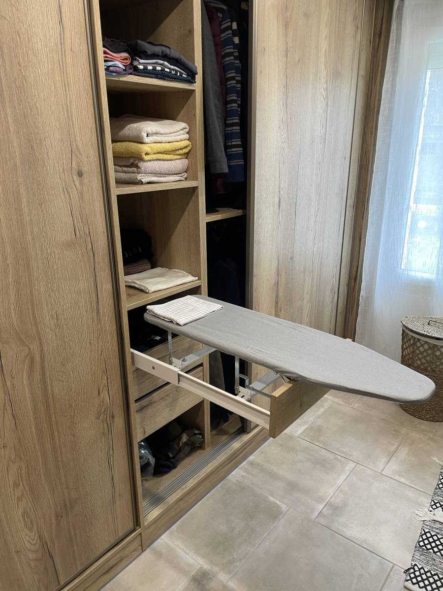 Planche à repasser dissimuler dans mon placard coulissant sur Pineuilh 