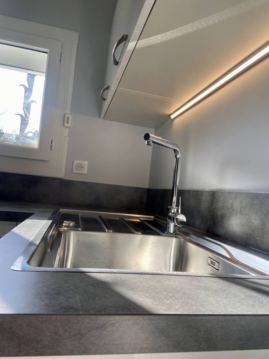 evier inox dans cuisine équipé