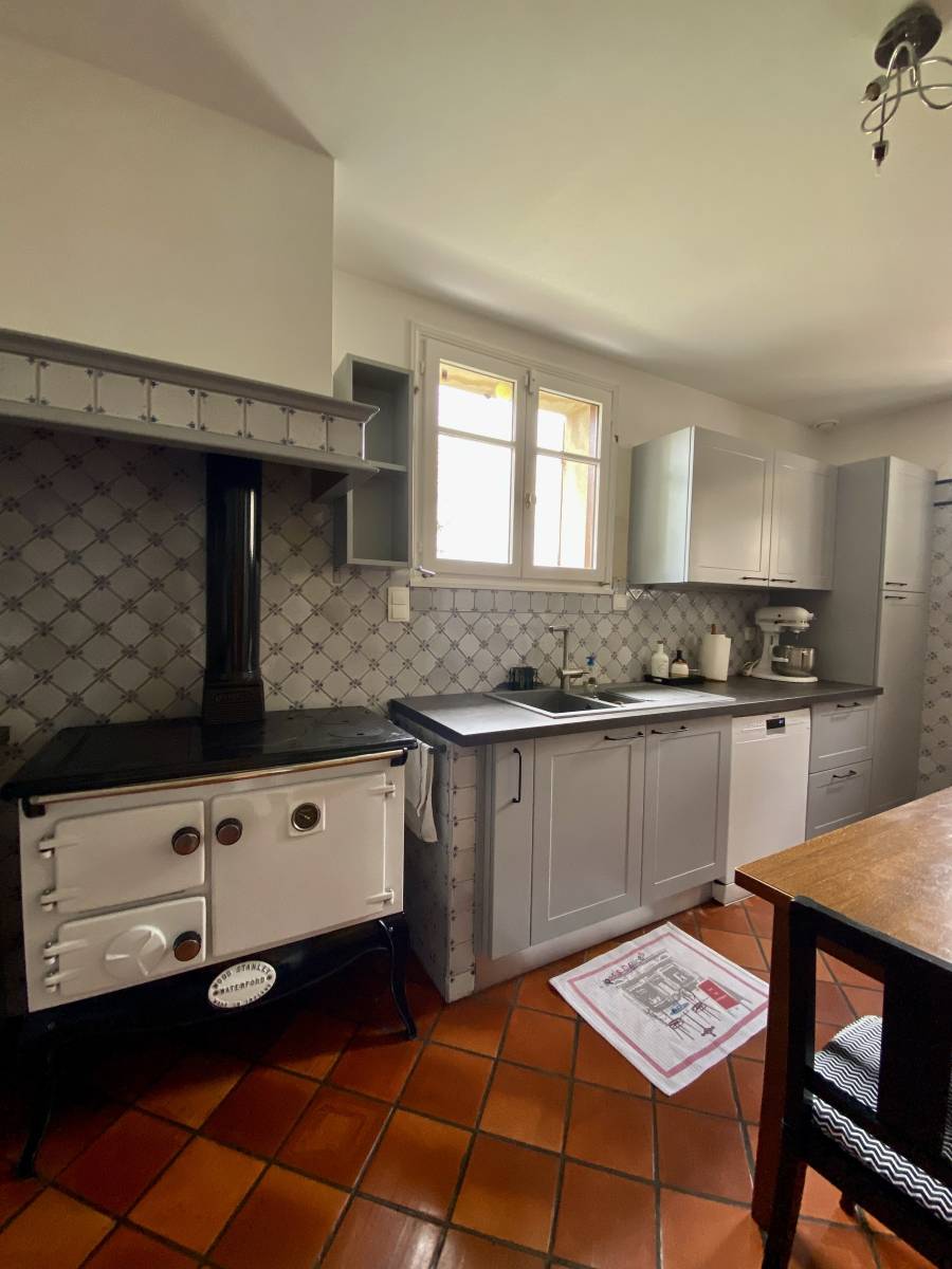 Cuisine avec poêle à bois sur cenon  