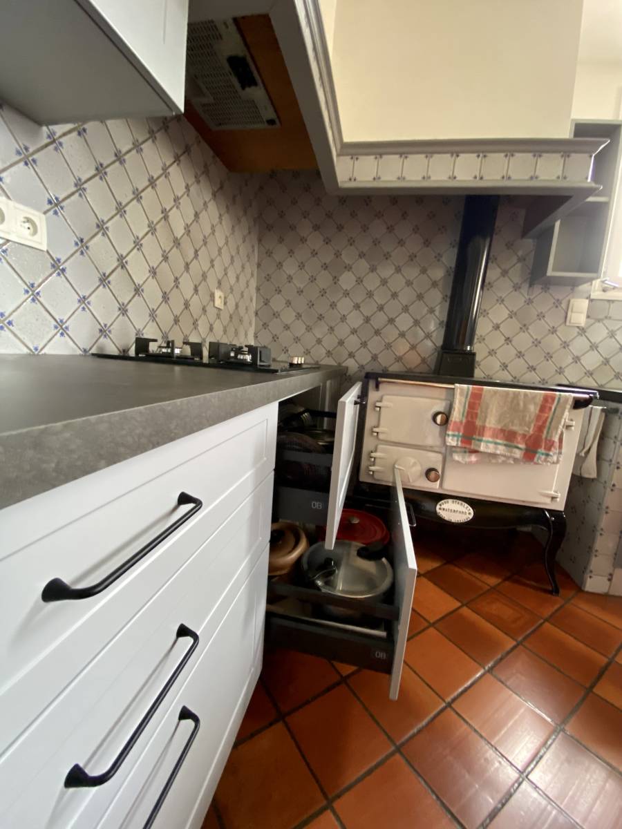 Grand rangement dans une cuisine sur cenon