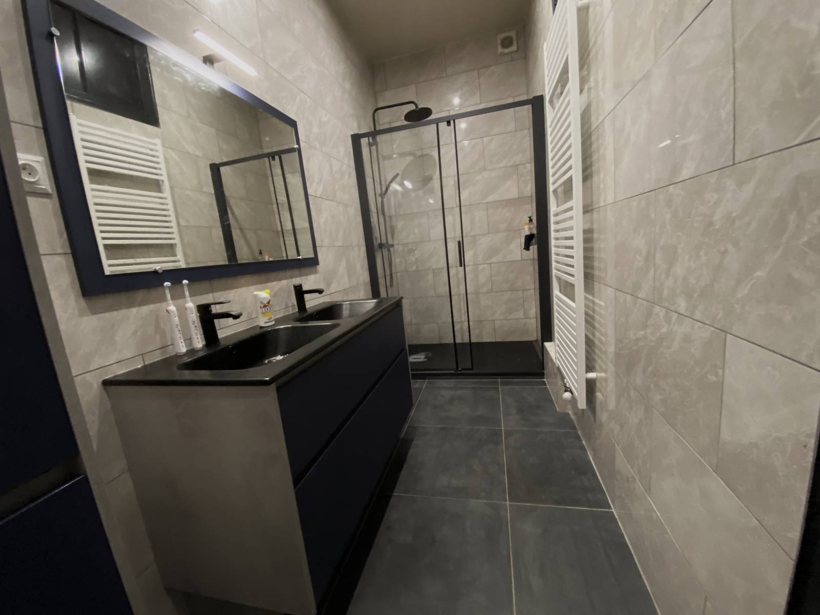 Salle de bain avec un grand miroir moderne sur Pessac