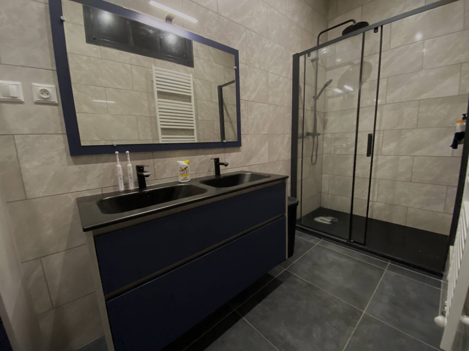 Salle de bain avec paroi de douche sur Pessac