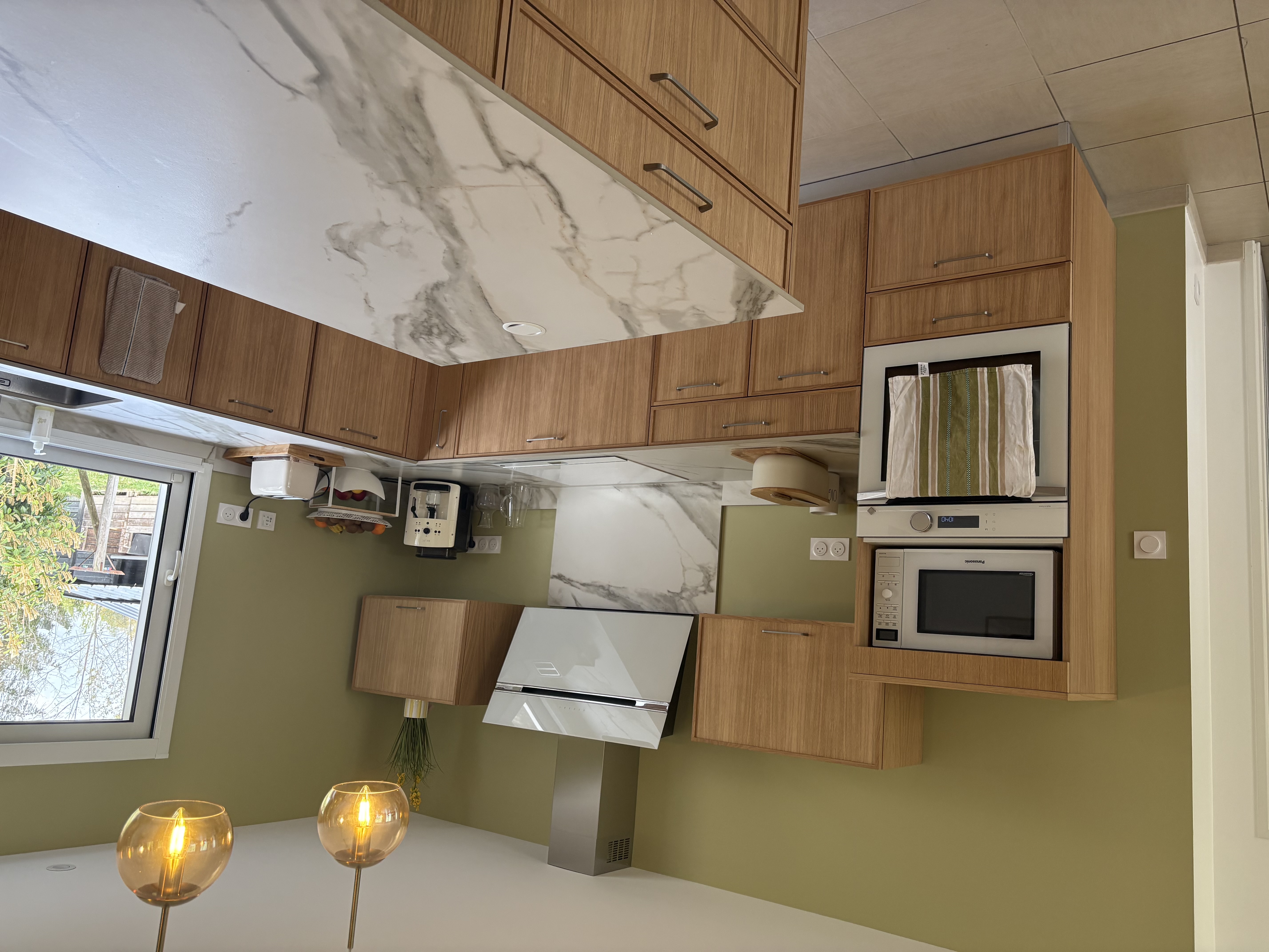 Cuisiniste proche de FRONSAC propose des meubles en bois massif avec un plan très resistant