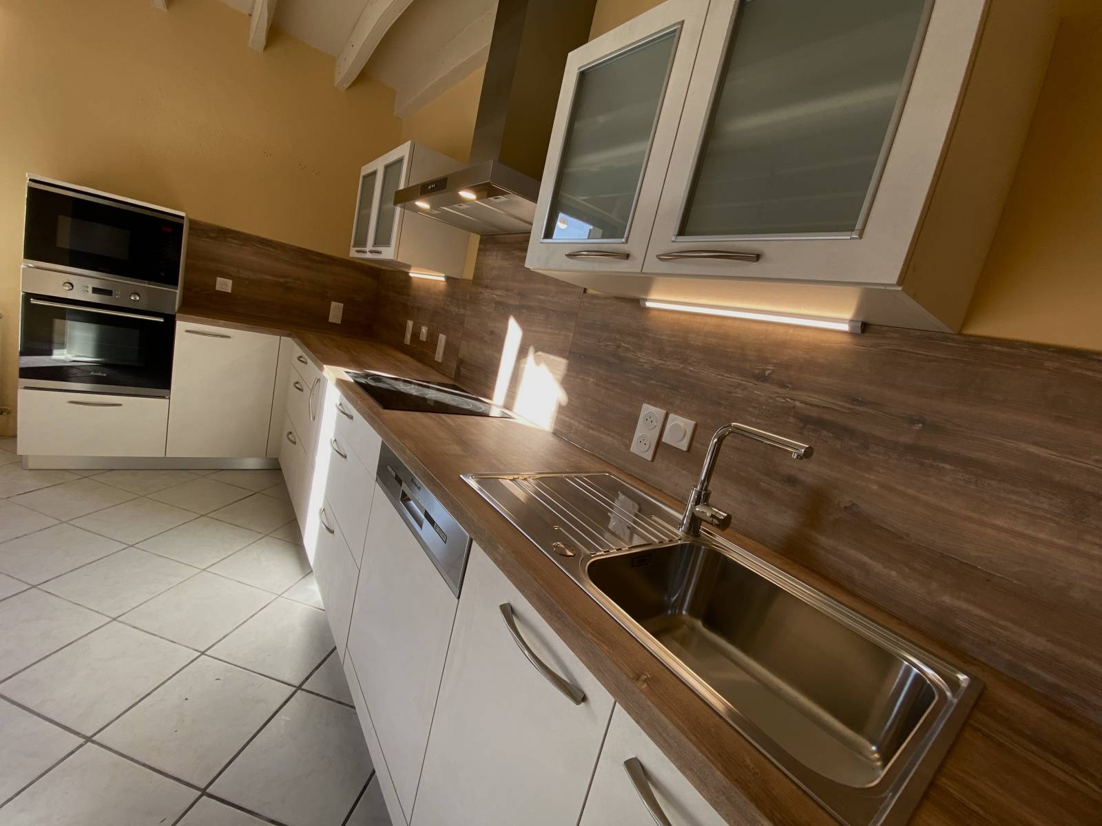 Cuisine équipée avec électroménager sur Fronsac 