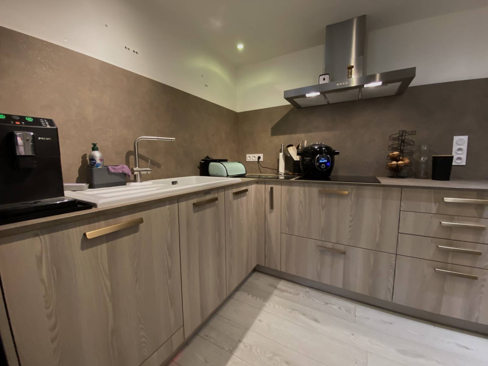 Cuisine avec crédence assortie sur Cenon