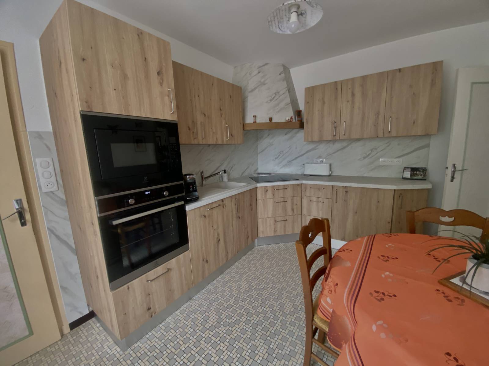 Cuisine moderne avec hotte ancienne rénover proche de Bordeaux 