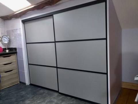 Rangement sur mesure avec séparation sur bordeaux 