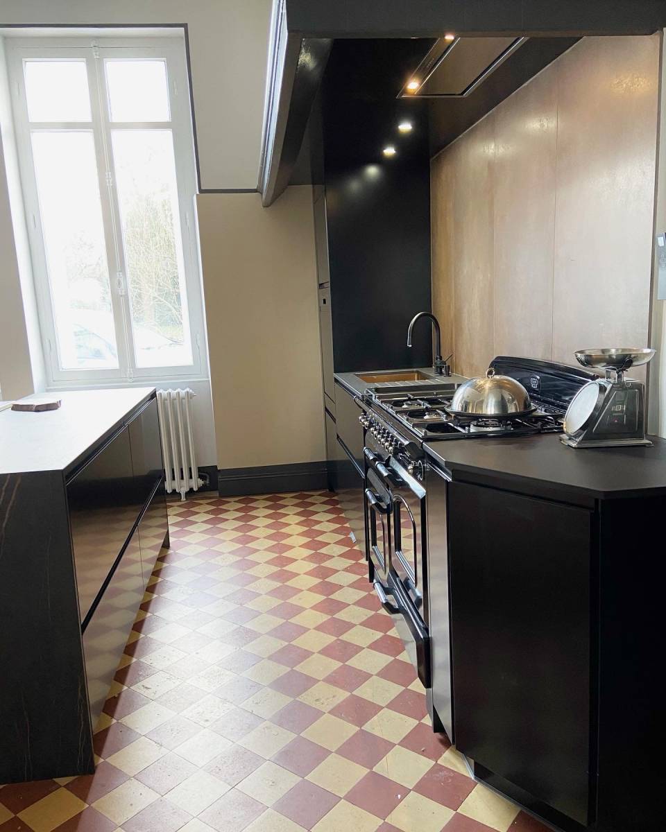 Rénovation Cuisine Aménagée Design à Saint-Seurin-sur-L'Isle, Gironde : Sublimez Votre Espace avec Style Art Déco et Piano de Cuisson