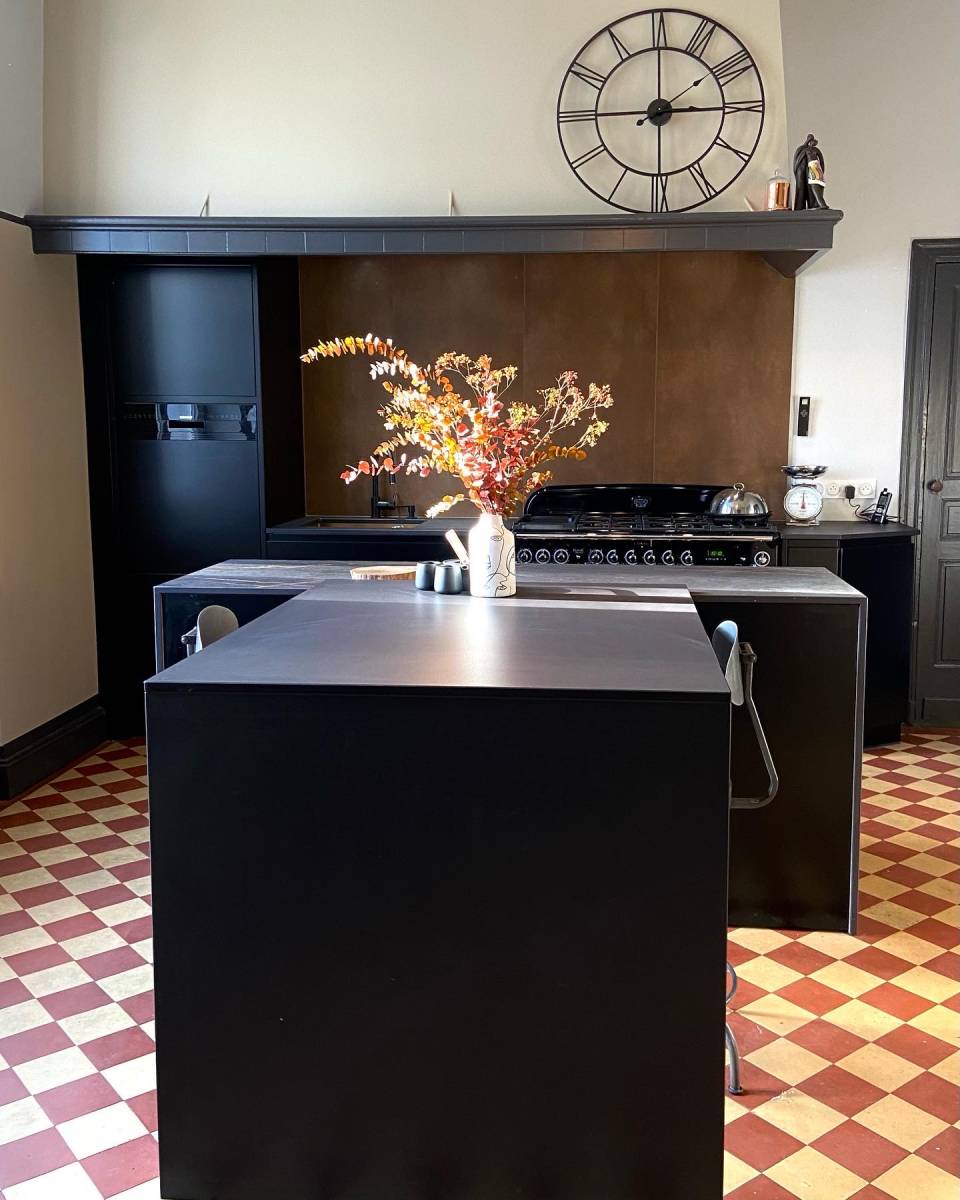Rénovation Cuisine Aménagée Design à Saint-Seurin-sur-L'Isle, Gironde : Sublimez Votre Espace avec Style Art Déco et Piano de Cuisson