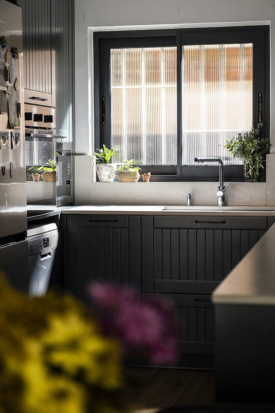 Façade en bois massif noir avec relief