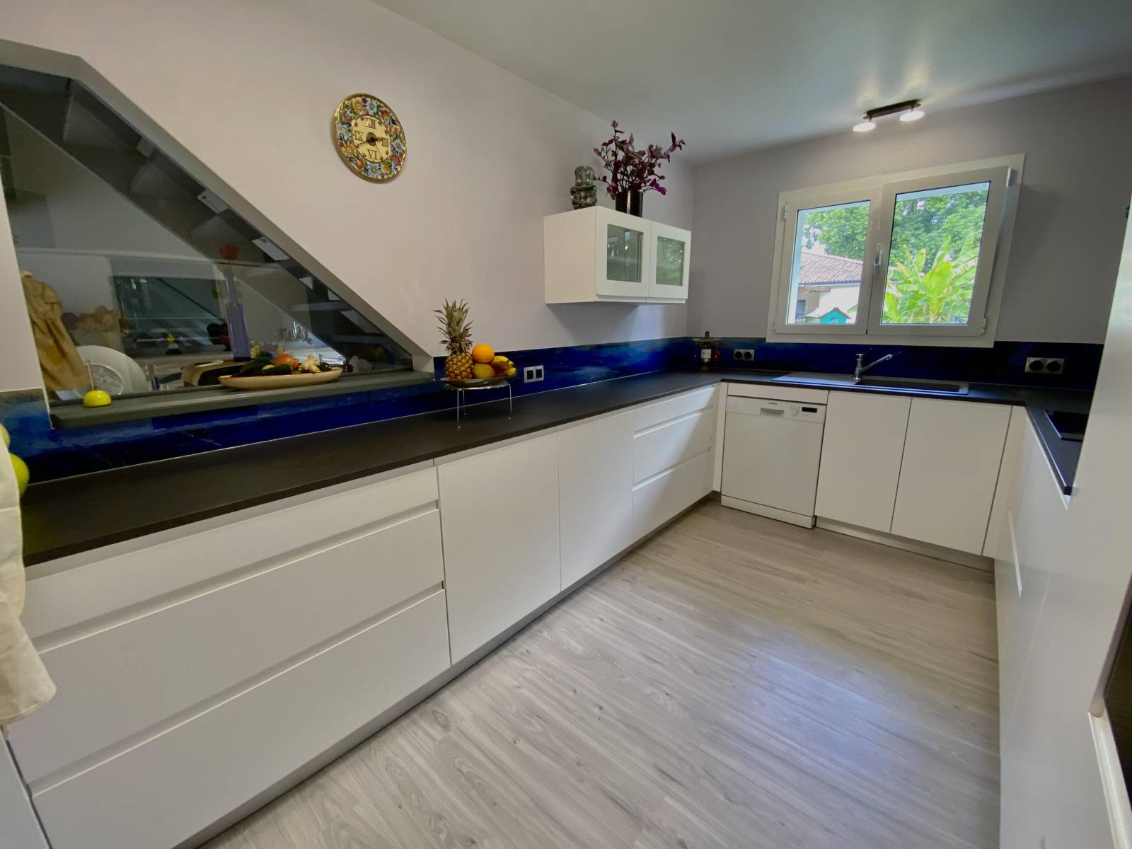 Cuisine blanche laqué sans poignée sur Arveyres