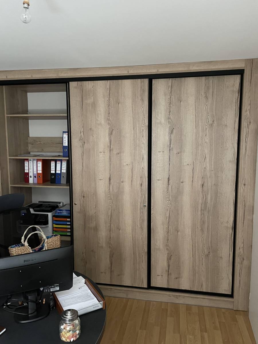 Aménagement d'un placard coulissant dans un bureau en Dordogne (24)