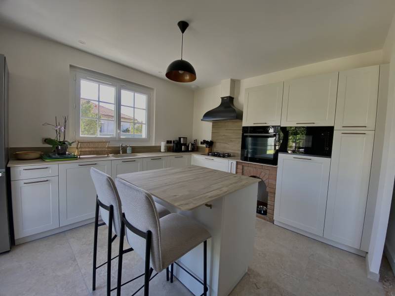 Cuisine avec coin repas sur Castillon la bataille